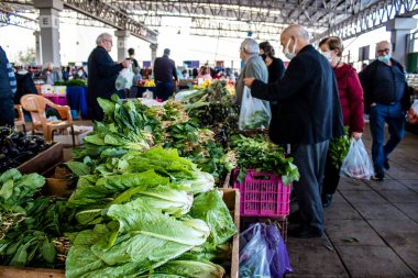 Famagusta, Kuzey Kıbrıs Türk Cumhuriyeti - 13 Ocak 2022 Tipik Kıbrıs pazarı, canlı, koku ve yaşam dolu. Taze ürünler, sebzeler, baharatlar, fındıklar, çeşitli tezgahlardaki balıklar.