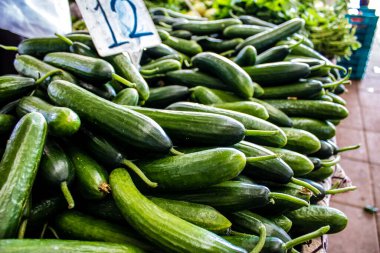 Famagusta, Kuzey Kıbrıs Türk Cumhuriyeti - 13 Ocak 2022 Tipik Kıbrıs pazarı, canlı, koku ve yaşam dolu. Taze ürünler, sebzeler, baharatlar, fındıklar, çeşitli tezgahlardaki balıklar.