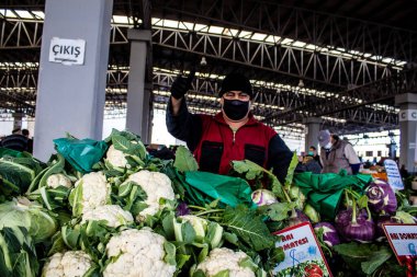 Famagusta, Kuzey Kıbrıs Türk Cumhuriyeti - 13 Ocak 2022 Tipik Kıbrıs pazarı, canlı, koku ve yaşam dolu. Taze ürünler, sebzeler, baharatlar, fındıklar, çeşitli tezgahlardaki balıklar.