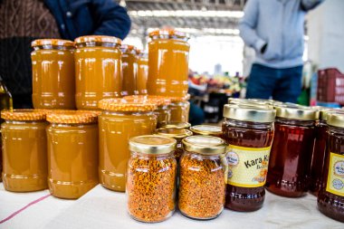 Famagusta, Kuzey Kıbrıs Türk Cumhuriyeti - 13 Ocak 2022 Tipik Kıbrıs pazarı, canlı, koku ve yaşam dolu. Taze ürünler, sebzeler, baharatlar, fındıklar, çeşitli tezgahlardaki balıklar.