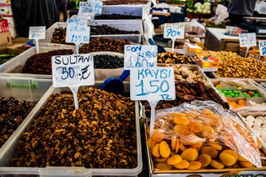 Famagusta, Kuzey Kıbrıs Türk Cumhuriyeti - 13 Ocak 2022 Tipik Kıbrıs pazarı, canlı, koku ve yaşam dolu. Taze ürünler, sebzeler, baharatlar, fındıklar, çeşitli tezgahlardaki balıklar.