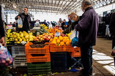 Famagusta, Kuzey Kıbrıs Türk Cumhuriyeti - 13 Ocak 2022 Tipik Kıbrıs pazarı, canlı, koku ve yaşam dolu. Taze ürünler, sebzeler, baharatlar, fındıklar, çeşitli tezgahlardaki balıklar.