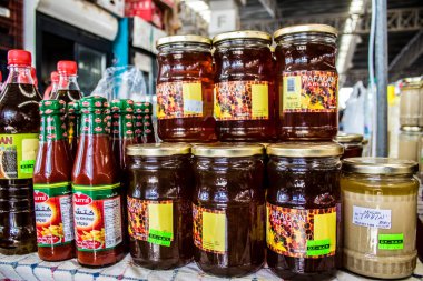 Famagusta, Kuzey Kıbrıs Türk Cumhuriyeti - 13 Ocak 2022 Tipik Kıbrıs pazarı, canlı, koku ve yaşam dolu. Taze ürünler, sebzeler, baharatlar, fındıklar, çeşitli tezgahlardaki balıklar.