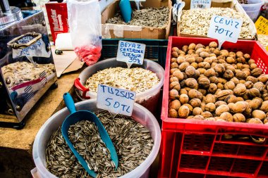 Famagusta, Kuzey Kıbrıs Türk Cumhuriyeti - 13 Ocak 2022 Tipik Kıbrıs pazarı, canlı, koku ve yaşam dolu. Taze ürünler, sebzeler, baharatlar, fındıklar, çeşitli tezgahlardaki balıklar.