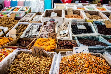 Famagusta, Kuzey Kıbrıs Türk Cumhuriyeti - 13 Ocak 2022 Tipik Kıbrıs pazarı, canlı, koku ve yaşam dolu. Taze ürünler, sebzeler, baharatlar, fındıklar, çeşitli tezgahlardaki balıklar.