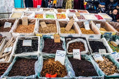 Famagusta, Kuzey Kıbrıs Türk Cumhuriyeti - 13 Ocak 2022 Tipik Kıbrıs pazarı, canlı, koku ve yaşam dolu. Taze ürünler, sebzeler, baharatlar, fındıklar, çeşitli tezgahlardaki balıklar.