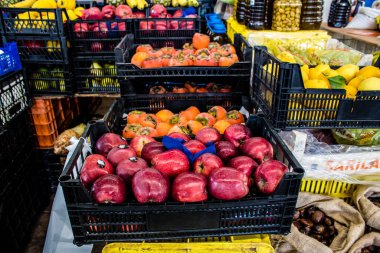 Famagusta, Kuzey Kıbrıs Türk Cumhuriyeti - 13 Ocak 2022 Tipik Kıbrıs pazarı, canlı, koku ve yaşam dolu. Taze ürünler, sebzeler, baharatlar, fındıklar, çeşitli tezgahlardaki balıklar.