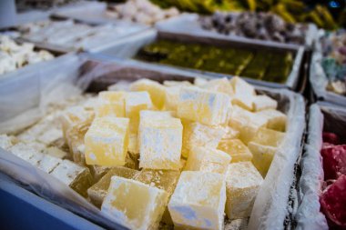 Famagusta, Kuzey Kıbrıs Türk Cumhuriyeti - 13 Ocak 2022 Tipik Kıbrıs pazarı, canlı, koku ve yaşam dolu. Taze ürünler, sebzeler, baharatlar, fındıklar, çeşitli tezgahlardaki balıklar.