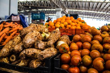 Famagusta, Kuzey Kıbrıs Türk Cumhuriyeti - 13 Ocak 2022 Tipik Kıbrıs pazarı, canlı, koku ve yaşam dolu. Taze ürünler, sebzeler, baharatlar, fındıklar, çeşitli tezgahlardaki balıklar.