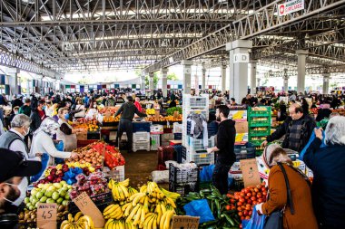 Famagusta, Kuzey Kıbrıs Türk Cumhuriyeti - 13 Ocak 2022 Tipik Kıbrıs pazarı, canlı, koku ve yaşam dolu. Taze ürünler, sebzeler, baharatlar, fındıklar, çeşitli tezgahlardaki balıklar.