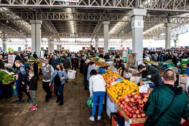 Famagusta, Kuzey Kıbrıs Türk Cumhuriyeti - 13 Ocak 2022 Tipik Kıbrıs pazarı, canlı, koku ve yaşam dolu. Taze ürünler, sebzeler, baharatlar, fındıklar, çeşitli tezgahlardaki balıklar.