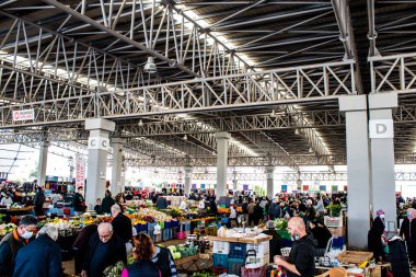 Famagusta, Kuzey Kıbrıs Türk Cumhuriyeti - 13 Ocak 2022 Tipik Kıbrıs pazarı, canlı, koku ve yaşam dolu. Taze ürünler, sebzeler, baharatlar, fındıklar, çeşitli tezgahlardaki balıklar.