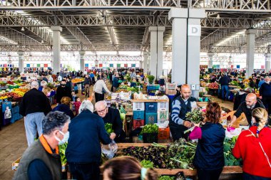 Famagusta, Kuzey Kıbrıs Türk Cumhuriyeti - 13 Ocak 2022 Tipik Kıbrıs pazarı, canlı, koku ve yaşam dolu. Taze ürünler, sebzeler, baharatlar, fındıklar, çeşitli tezgahlardaki balıklar.