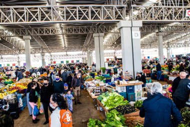 Famagusta, Kuzey Kıbrıs Türk Cumhuriyeti - 13 Ocak 2022 Tipik Kıbrıs pazarı, canlı, koku ve yaşam dolu. Taze ürünler, sebzeler, baharatlar, fındıklar, çeşitli tezgahlardaki balıklar.