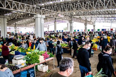 Famagusta, Kuzey Kıbrıs Türk Cumhuriyeti - 13 Ocak 2022 Tipik Kıbrıs pazarı, canlı, koku ve yaşam dolu. Taze ürünler, sebzeler, baharatlar, fındıklar, çeşitli tezgahlardaki balıklar.