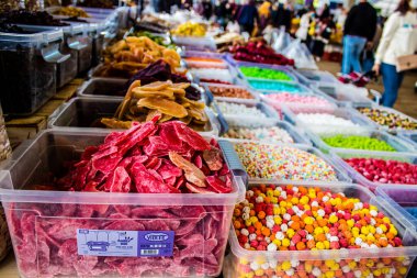 Famagusta, Kuzey Kıbrıs Türk Cumhuriyeti - 13 Ocak 2022 Tipik Kıbrıs pazarı, canlı, koku ve yaşam dolu. Taze ürünler, sebzeler, baharatlar, fındıklar, çeşitli tezgahlardaki balıklar.