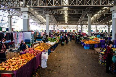 Famagusta, Kuzey Kıbrıs Türk Cumhuriyeti - 13 Ocak 2022 Tipik Kıbrıs pazarı, canlı, koku ve yaşam dolu. Taze ürünler, sebzeler, baharatlar, fındıklar, çeşitli tezgahlardaki balıklar.
