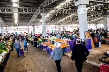 Famagusta, Kuzey Kıbrıs Türk Cumhuriyeti - 13 Ocak 2022 Tipik Kıbrıs pazarı, canlı, koku ve yaşam dolu. Taze ürünler, sebzeler, baharatlar, fındıklar, çeşitli tezgahlardaki balıklar.