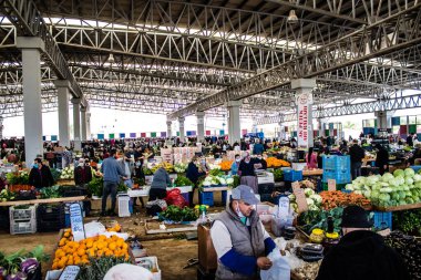 Famagusta, Kuzey Kıbrıs Türk Cumhuriyeti - 13 Ocak 2022 Tipik Kıbrıs pazarı, canlı, koku ve yaşam dolu. Taze ürünler, sebzeler, baharatlar, fındıklar, çeşitli tezgahlardaki balıklar.