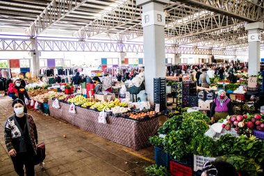 Famagusta, Kuzey Kıbrıs Türk Cumhuriyeti - 13 Ocak 2022 Tipik Kıbrıs pazarı, canlı, koku ve yaşam dolu. Taze ürünler, sebzeler, baharatlar, fındıklar, çeşitli tezgahlardaki balıklar.