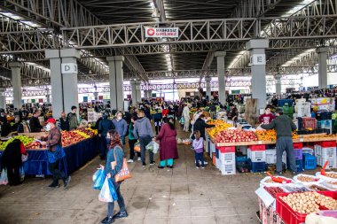 Famagusta, Kuzey Kıbrıs Türk Cumhuriyeti - 13 Ocak 2022 Tipik Kıbrıs pazarı, canlı, koku ve yaşam dolu. Taze ürünler, sebzeler, baharatlar, fındıklar, çeşitli tezgahlardaki balıklar.