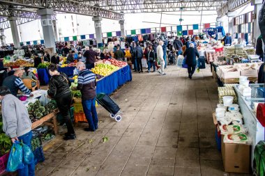 Famagusta, Kuzey Kıbrıs Türk Cumhuriyeti - 13 Ocak 2022 Tipik Kıbrıs pazarı, canlı, koku ve yaşam dolu. Taze ürünler, sebzeler, baharatlar, fındıklar, çeşitli tezgahlardaki balıklar.