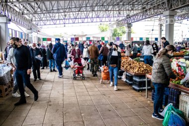 Famagusta, Kuzey Kıbrıs Türk Cumhuriyeti - 13 Ocak 2022 Tipik Kıbrıs pazarı, canlı, koku ve yaşam dolu. Taze ürünler, sebzeler, baharatlar, fındıklar, çeşitli tezgahlardaki balıklar.