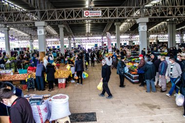 Famagusta, Kuzey Kıbrıs Türk Cumhuriyeti - 13 Ocak 2022 Tipik Kıbrıs pazarı, canlı, koku ve yaşam dolu. Taze ürünler, sebzeler, baharatlar, fındıklar, çeşitli tezgahlardaki balıklar.