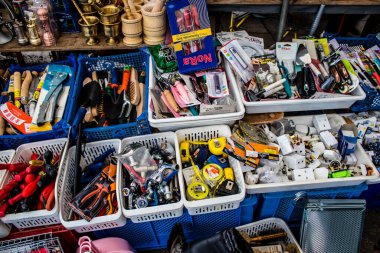 Famagusta, Kuzey Kıbrıs Türk Cumhuriyeti - 13 Ocak 2022 Tipik Kıbrıs pazarı, günlük metaller ve ahşap tüketilebilir malzeme ve ürünler Famagusta pazarında satıldı