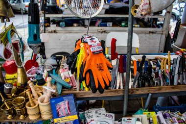 Famagusta, Kuzey Kıbrıs Türk Cumhuriyeti - 13 Ocak 2022 Tipik Kıbrıs pazarı, günlük metaller ve ahşap tüketilebilir malzeme ve ürünler Famagusta pazarında satıldı