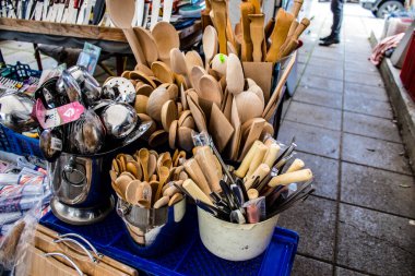 Famagusta, Kuzey Kıbrıs Türk Cumhuriyeti - 13 Ocak 2022 Tipik Kıbrıs pazarı, günlük metaller ve ahşap tüketilebilir malzeme ve ürünler Famagusta pazarında satıldı