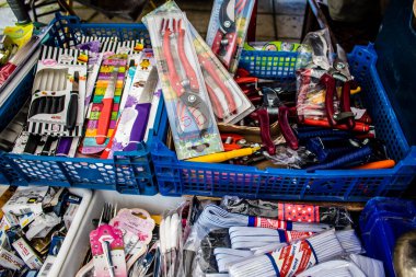 Famagusta, Kuzey Kıbrıs Türk Cumhuriyeti - 13 Ocak 2022 Tipik Kıbrıs pazarı, günlük metaller ve ahşap tüketilebilir malzeme ve ürünler Famagusta pazarında satıldı