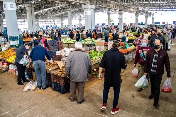 北塞浦路斯土耳其共和国法马古斯塔 2022年1月13日典型的塞浦路斯市场 生机勃勃 充满香味和生机 各种摊位的新鲜农产品 鱼的市场 — 图库照片