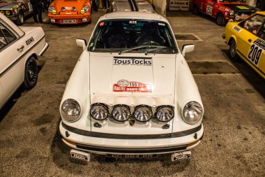 Reims, Fransa - 13 Ocak 2022 Perşembe günü Reims 'den başlayacak olan tarihi Monte-Carlo mitingine katılan spor arabaların sunumu ve hazırlıkları