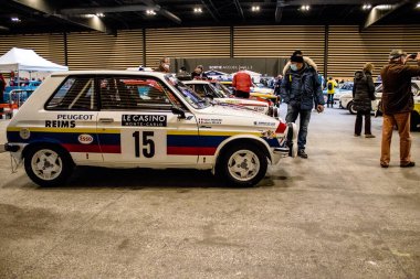 Reims, Fransa - 13 Ocak 2022 Perşembe günü Reims 'den başlayacak olan tarihi Monte-Carlo mitingine katılan spor arabaların sunumu ve hazırlıkları