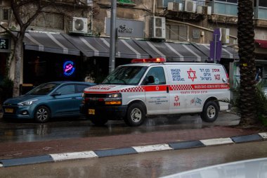 Tel Aviv, İsrail - 5 Şubat 2022 Ambulans Coronavirus salgını sırasında Tel Aviv sokaklarından geçerek İsrail 'i vurdu.