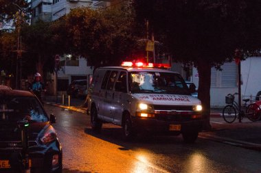 Tel Aviv, İsrail - 5 Şubat 2022 Ambulans Coronavirus salgını sırasında Tel Aviv sokaklarından geçerek İsrail 'i vurdu.