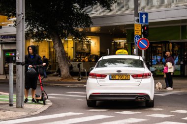 Tel Aviv, İsrail - 5 Şubat 2022 Coronavirus salgını sırasında Tel Aviv sokaklarında araba sürmek, maske takmak zorunludur.