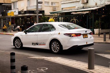 Tel Aviv, İsrail - 5 Şubat 2022 Coronavirus salgını sırasında Tel Aviv sokaklarında araba sürmek, maske takmak zorunludur.
