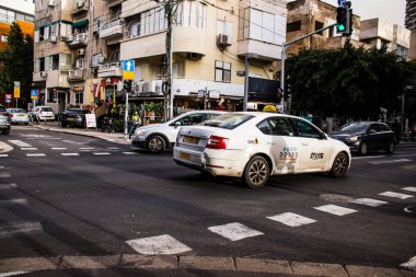 Tel Aviv, İsrail - 5 Şubat 2022 Coronavirus salgını sırasında Tel Aviv sokaklarında araba sürmek, maske takmak zorunludur.