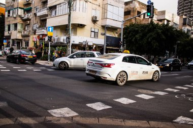 Tel Aviv, İsrail - 5 Şubat 2022 Coronavirus salgını sırasında Tel Aviv sokaklarında araba sürmek, maske takmak zorunludur.