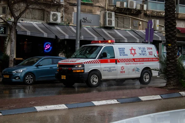 Tel Aviv, İsrail - 5 Şubat 2022 Ambulans Coronavirus salgını sırasında Tel Aviv sokaklarından geçerek İsrail 'i vurdu.