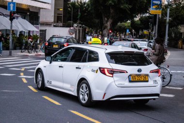 Tel Aviv, İsrail - 5 Şubat 2022 Coronavirus salgını sırasında Tel Aviv sokaklarında araba sürmek, maske takmak zorunludur.