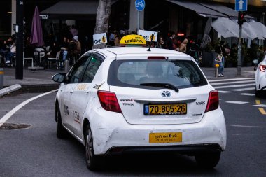 Tel Aviv, İsrail - 5 Şubat 2022 Coronavirus salgını sırasında Tel Aviv sokaklarında araba sürmek, maske takmak zorunludur.
