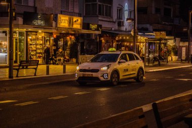 Tel Aviv, İsrail - 5 Şubat 2022 Coronavirus salgını sırasında Tel Aviv sokaklarında araba sürmek, maske takmak zorunludur.