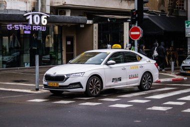 Tel Aviv, İsrail - 5 Şubat 2022 Coronavirus salgını sırasında Tel Aviv sokaklarında araba sürmek, maske takmak zorunludur.