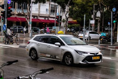 Tel Aviv, İsrail - 5 Şubat 2022 Coronavirus salgını sırasında Tel Aviv sokaklarında araba sürmek, maske takmak zorunludur.