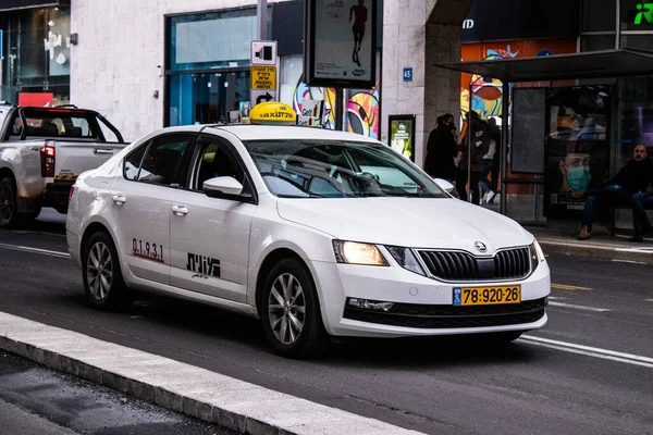 Tel Aviv, İsrail - 5 Şubat 2022 Coronavirus salgını sırasında Tel Aviv sokaklarında araba sürmek, maske takmak zorunludur.