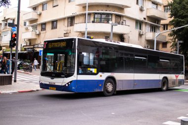 Tel Aviv, İsrail - 5 Şubat 2022 Tel Aviv otobüsü Coronavirus salgını sırasında İsrail sokaklarından geçerken maske takmak zorunludur.