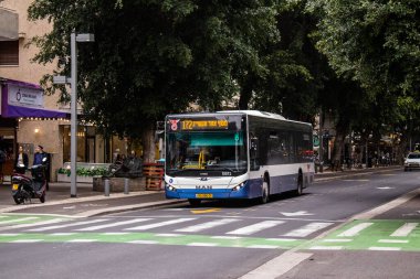 Tel Aviv, İsrail - 5 Şubat 2022 Tel Aviv otobüsü Coronavirus salgını sırasında İsrail sokaklarından geçerken maske takmak zorunludur.